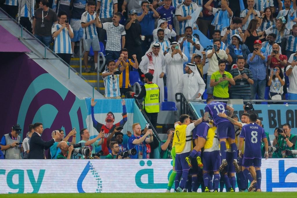 Jogadores comemoram o primeiro gol da Argentina em partida contra a Pol&ocirc;nia