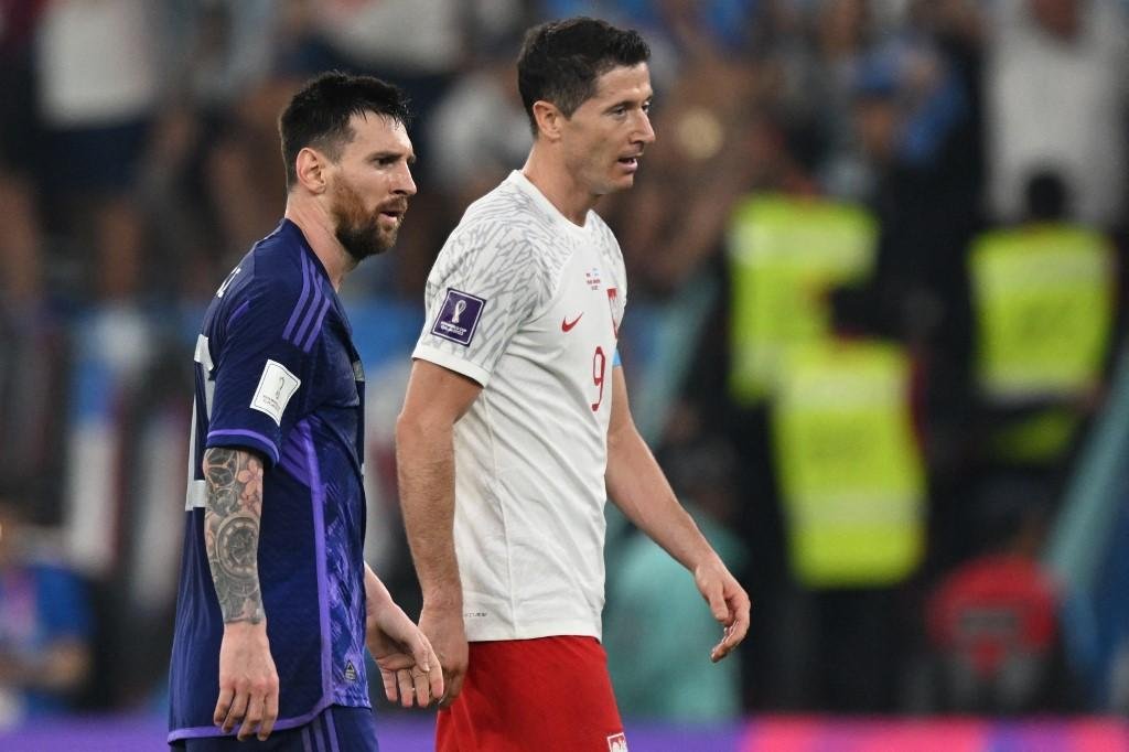 Messi e Lewandowski acabaram classificando &agrave;s oitavas