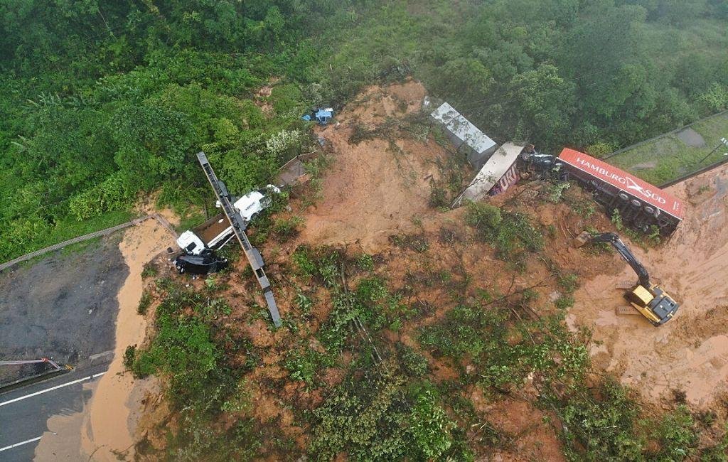Deslizamento de terra na BR 376, KM 669, na divisa em entre Paran&aacute; e Santa Catarina
