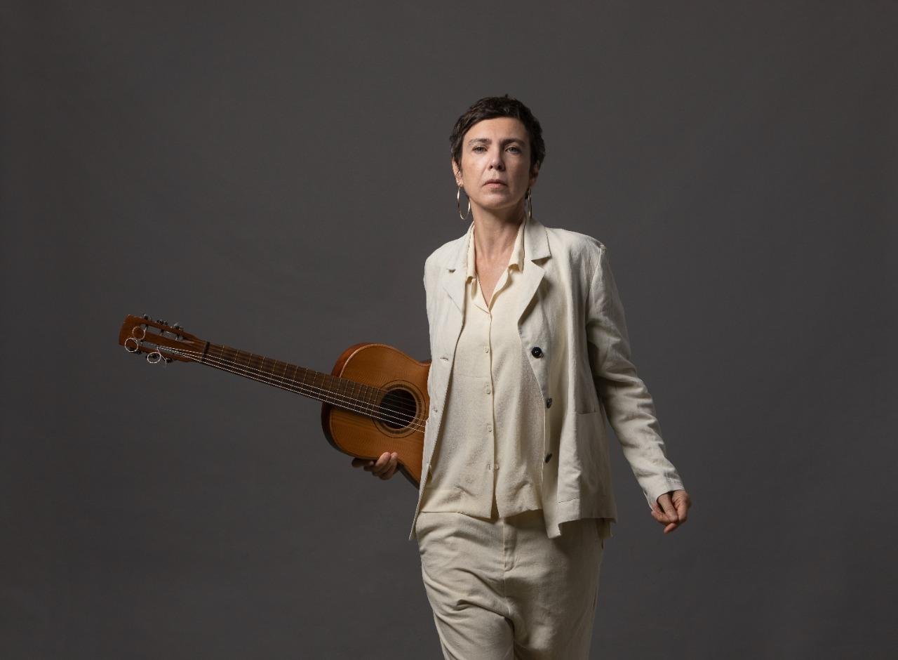 Adriana Calcanhotto se apresenta no Teatro da AMRIGS