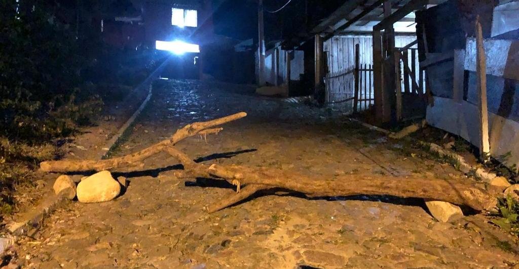 Obst&aacute;culos para atrapalhar aproxima&ccedil;&atilde;o policial eram colocados nos bairros Santa Isabel e Santa Cec&iacute;lia