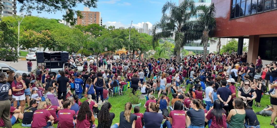 Centenas de professores protestaram em frente &agrave; Prefeitura nesta quinta-feira