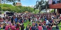 Centenas de professores protestaram em frente à Prefeitura nesta quinta-feira