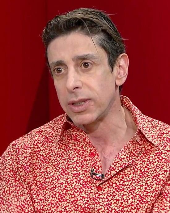 O ator Cassio Scapin participa do musical "O bem-amado", como o personagem Odorico