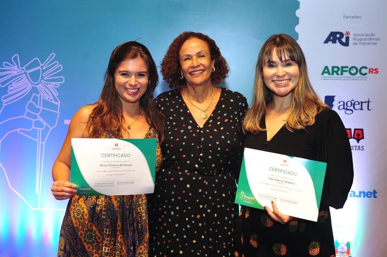 E/D: A fot&oacute;grafa Alina Souza, a desembargadora Iris Helena e a rep&oacute;rter Ta&iacute;s Teixeira
