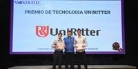 Enzo Filizola (E) e Lucas Morlim (D), da Fundação Liberato, foram destacados na Mostratec e venceram o Prêmio de Tecnologia Uniritter. Com a iniciativa, receberam bolsa de estudos de 50% para qualquer curso de graduação presencial na instituição.