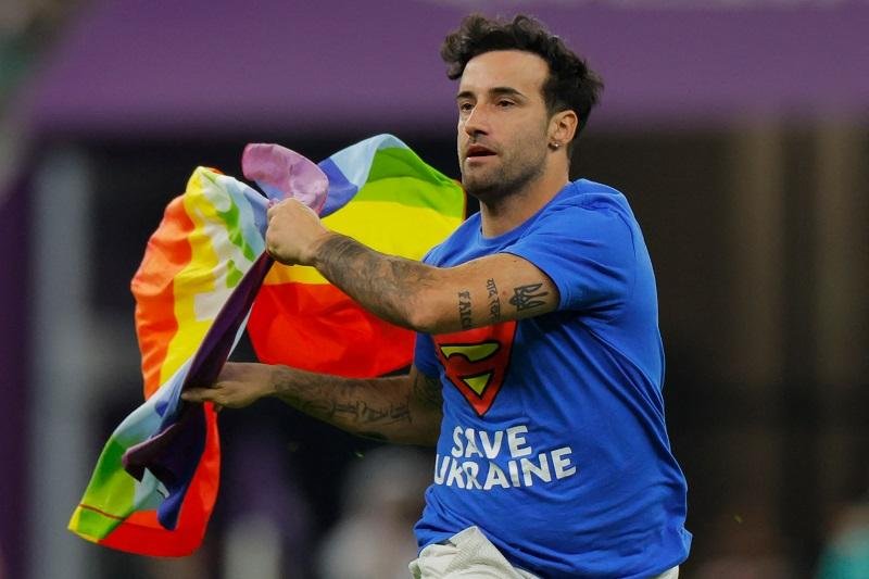 Ativista italiano invadiu o gramado na partida entre Portugal e Uruguai para fazer uma manifesta&ccedil;&atilde;o tripla: a favor dos direitos LGBTQIA+, dos protestos no Ir&atilde; e contra a Guerra na Ucr&acirc;nia