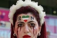 Iraniana protesta contra as ações do governo do Irã em relação às mulheres
