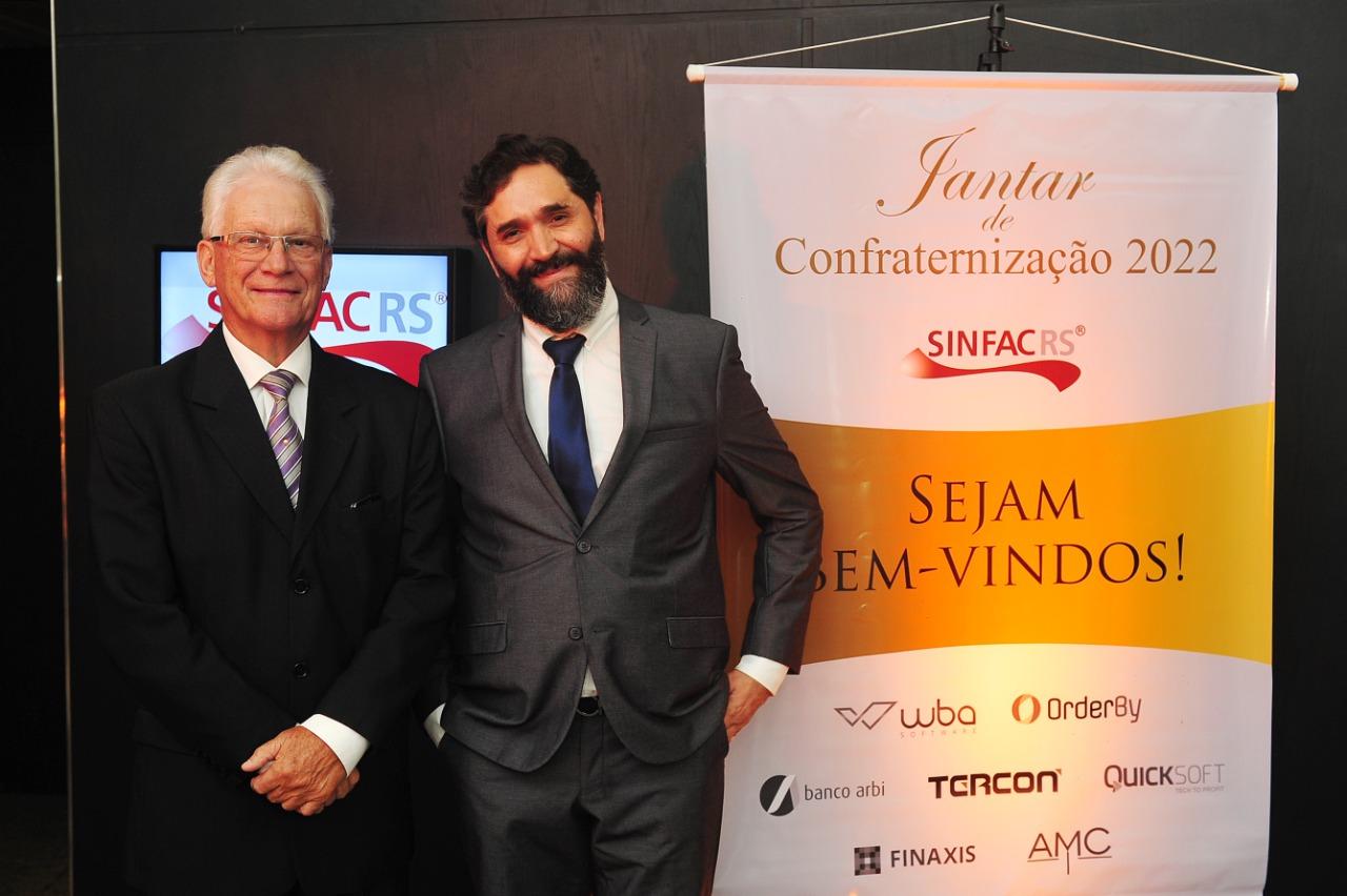 O vice-presidente,Carlos Conte, e o presidente  Alexandre Aguilar, na confraterniza&ccedil;&atilde;o do Sinfac RS