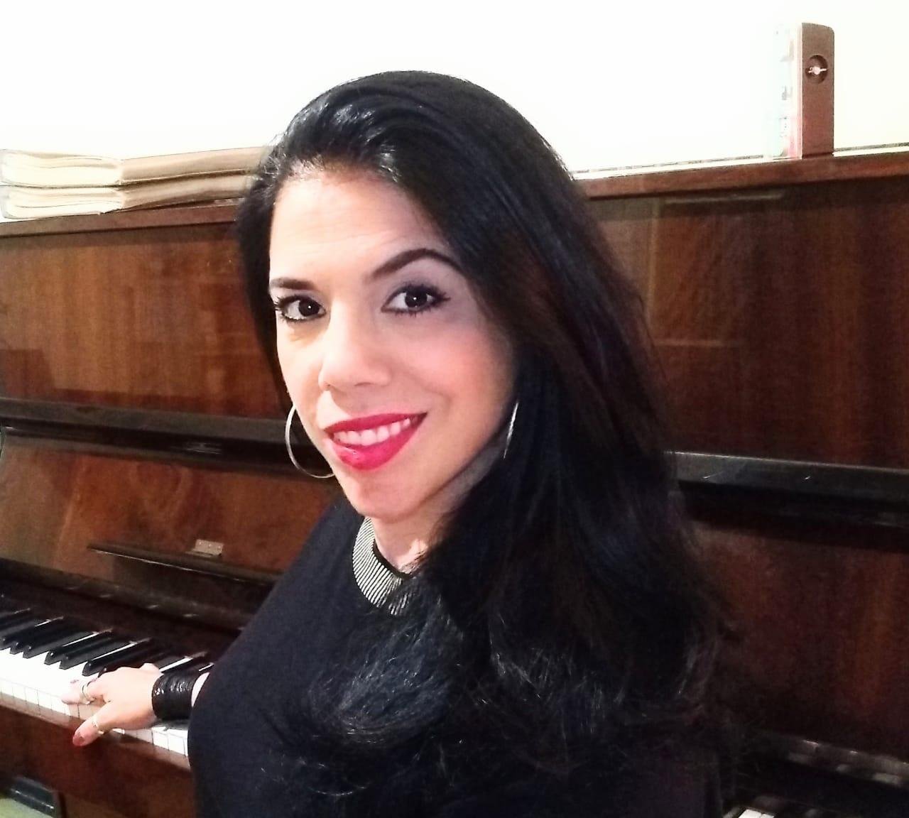 Luli Cabeda, professora de piano e educadora musical h&aacute; mais de 12 anos, &eacute; formada pelo IPA e ministra aulas para todas as idades e para alunos que buscam diferentes objetivos