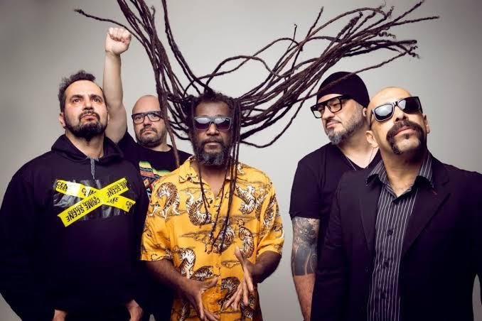 A banda apresenta o show tocando todos seus cl&aacute;ssicos e tamb&eacute;m novas m&uacute;sicas como "Cinderela" e "Mar&eacute; Cheia"