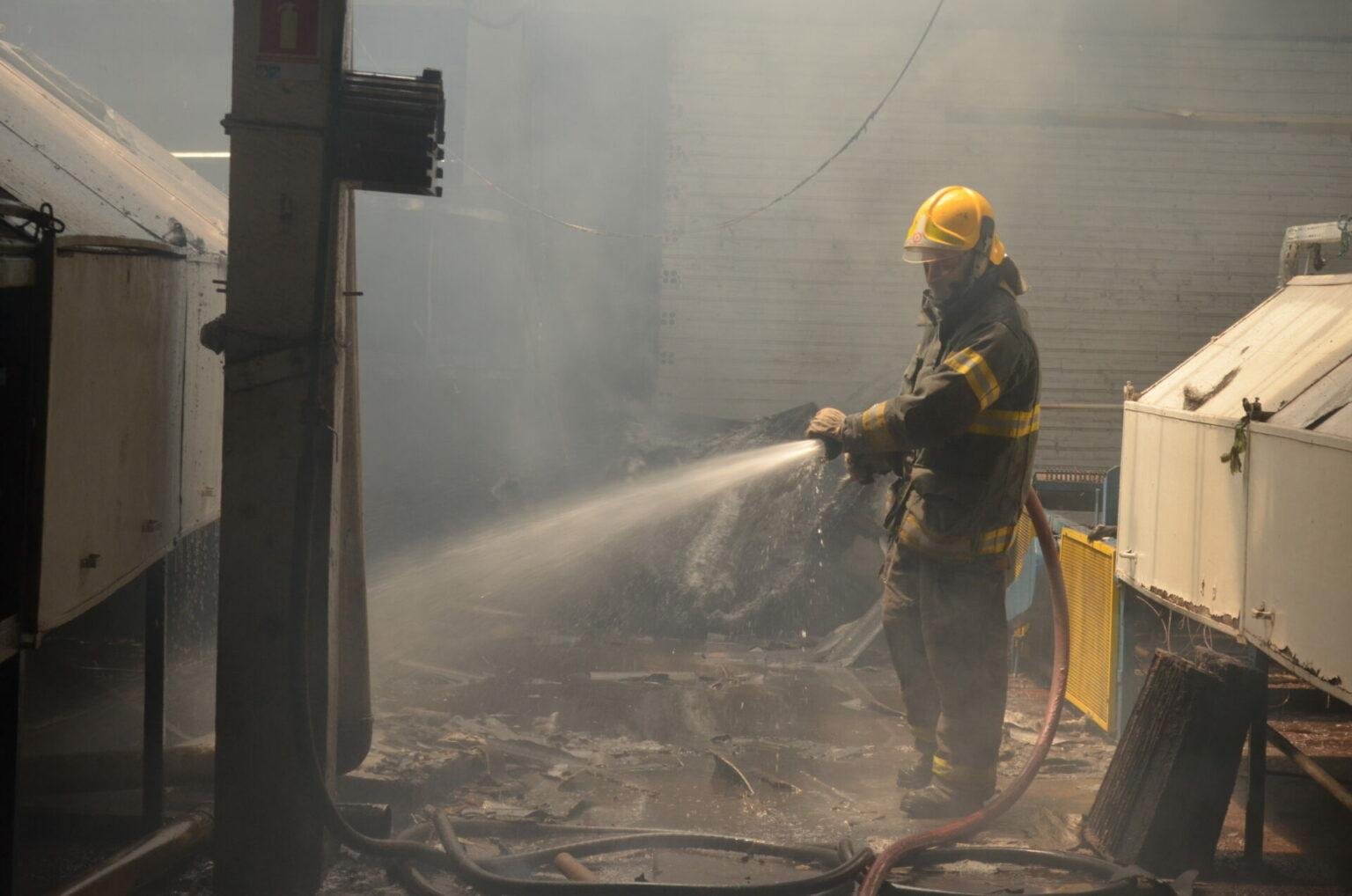 Bombeiros agiram rapidamente no local e evitaram propaga&ccedil;&atilde;o das chamas