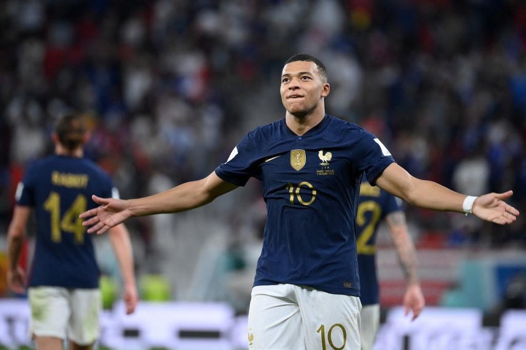 Atacante fez dois gols e deu uma assist&ecirc;ncia sendo decisivo na classifica&ccedil;&atilde;o francesa
