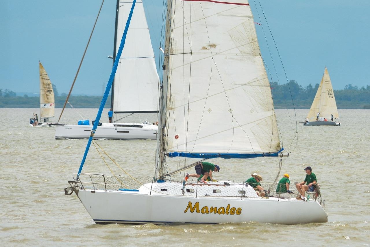 Cerca de 30 embarca&ccedil;&otilde;es participaram das regatas deste domingo, no Parque Pontal