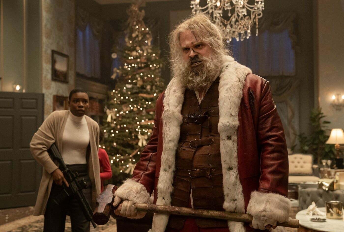 Papai Noel realmente existe, e interpretado por David Harbour, &eacute; um homem de meia idade, alc&oacute;olatra e amargurado com a vida