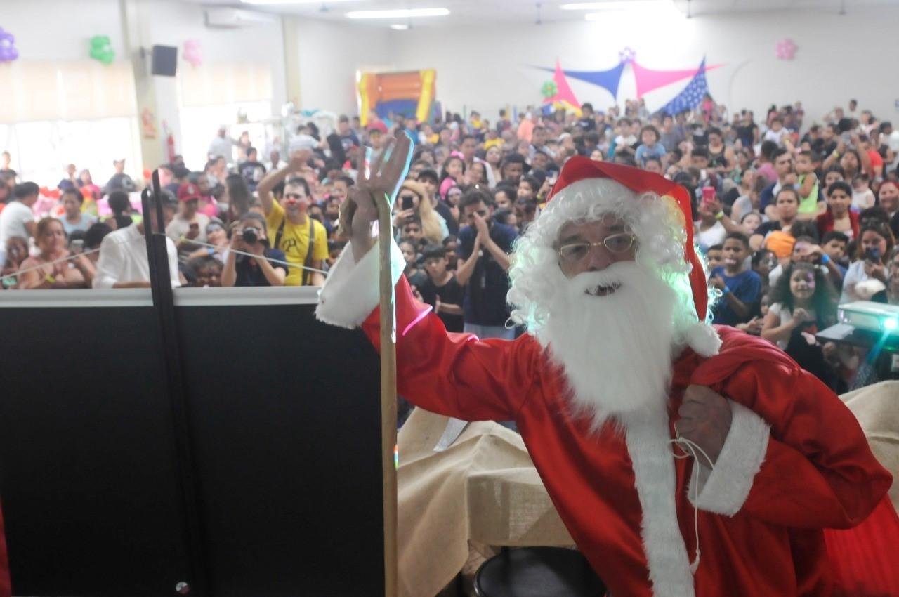 O Papai Noel fez a alegria da crian&ccedil;ada, que lotou o sal&atilde;o de festas