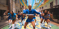 O influenciador Raphael Vicente recriou o hit da Copa do Mundo no Complexo da Maré, no Rio de Janeiro