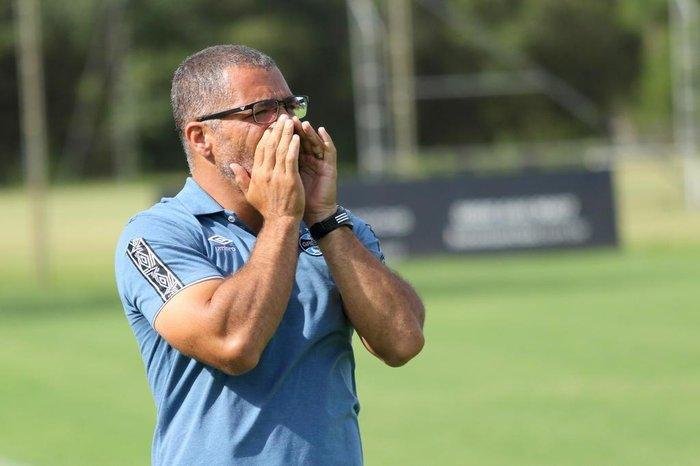 C&eacute;sar Lopes era o t&eacute;cnico do grupo de transi&ccedil;&atilde;o