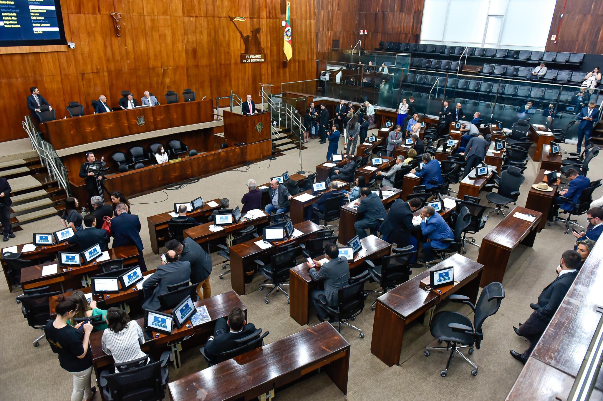 Objetivo &eacute; votar os projetos antes do recesso, dia 23. Sess&otilde;es extraordin&aacute;rias tamb&eacute;m podem acontecer