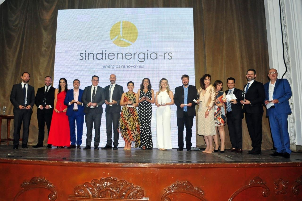 Sindienergia-RS comemora 10 anos de atividade e premia 35 homenageados