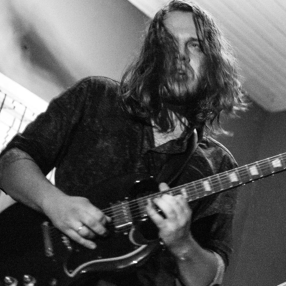 Murilo Neumann &eacute; guitarrista da banda Locomotiva El&eacute;trica, de Ven&acirc;ncio Aires