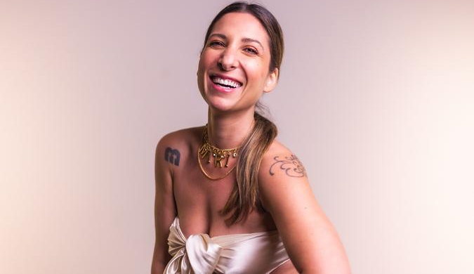 A cantora Miri Brock faz show no Festival Baita Tro&ccedil;o de Rua