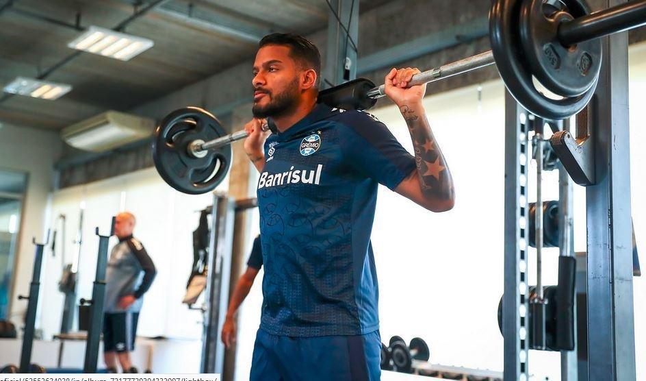 Reinaldo, refor&ccedil;o para a lateral