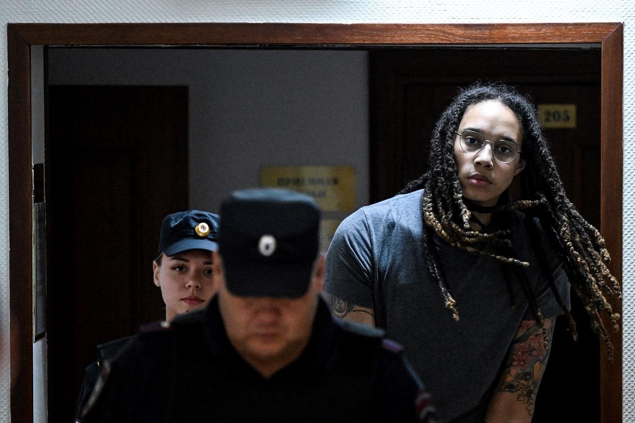Campe&atilde; ol&iacute;mpica com a sele&ccedil;&atilde;o dos EUA, Brittney Griner &eacute; uma das maiores estrelas do basquete mundial. A jogadora foi detida na R&uacute;ssia, por portar um cigarro eletr&ocirc;nico com &oacute;leo de cannabis. Foi sentenciada a 9 anos de pris&atilde;o
