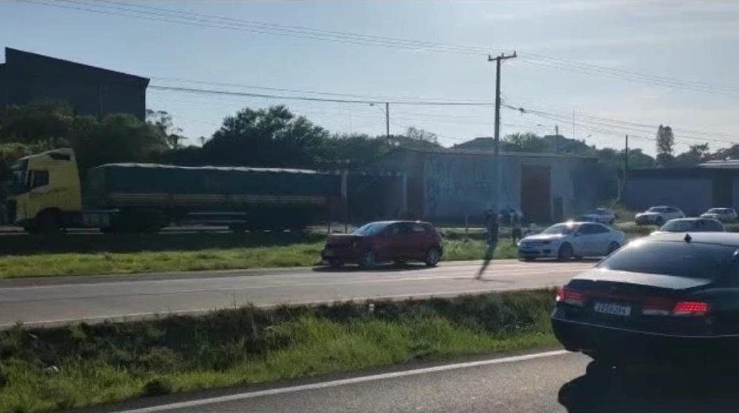 Homem conduzia Versa quando ve&iacute;culo foi atingido na traseira e invadiu pista contr&aacute;ria