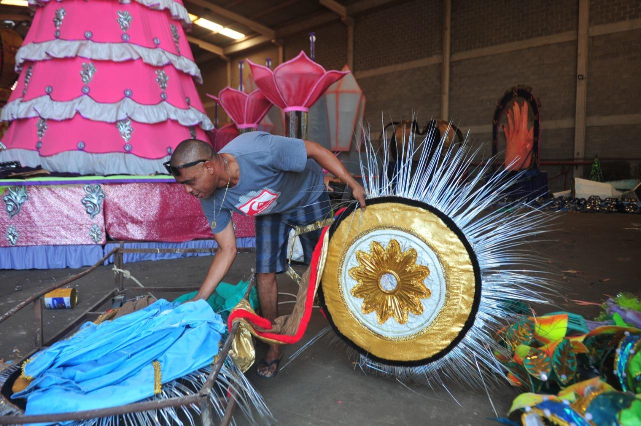 Barrac&otilde;es do Complexo Cultural do Porto Seco j&aacute; registram a movimenta&ccedil;&atilde;o de carnavalescos