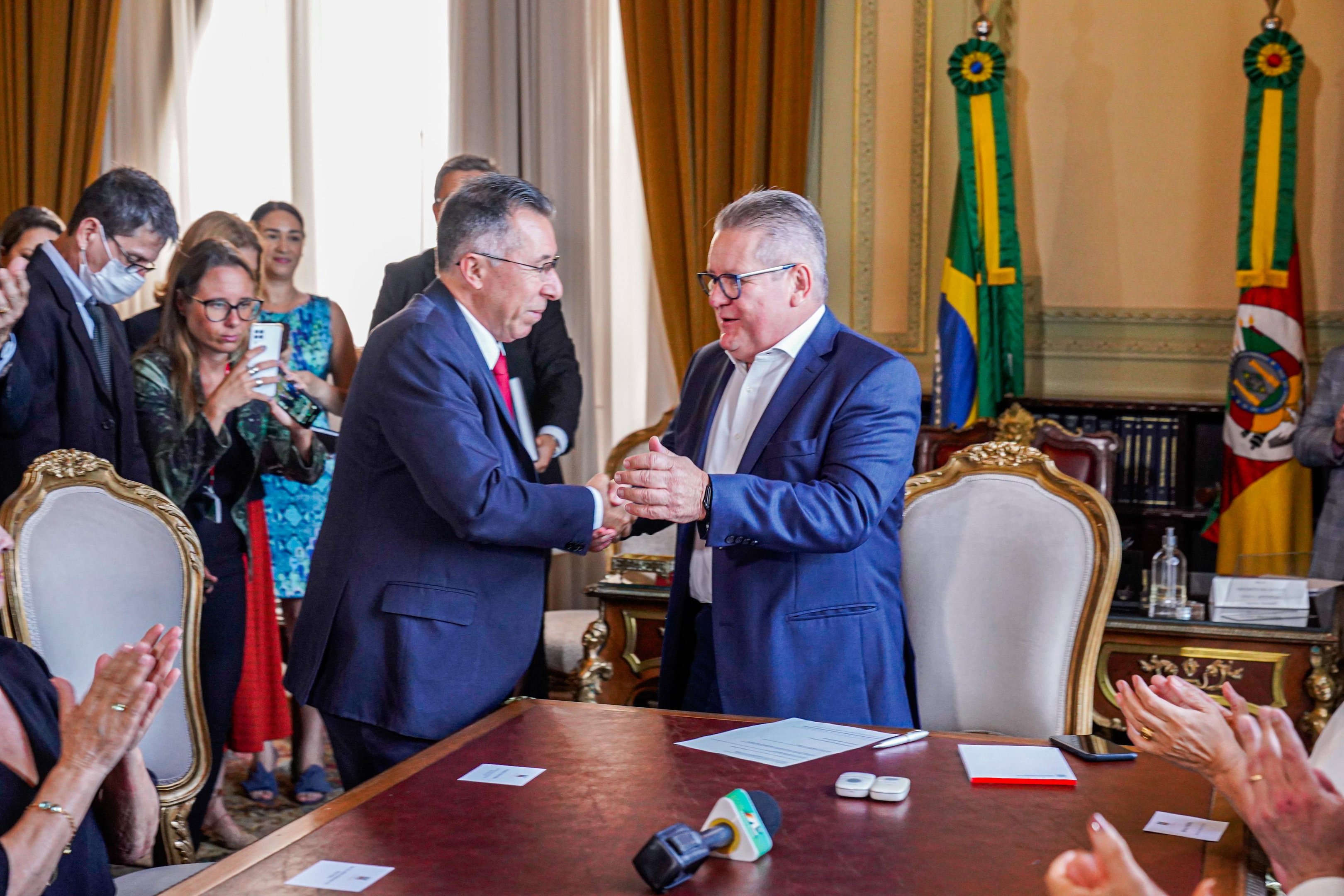 Prestigiaram o ato chefes de poderes, amigos e familiares de Valdeci
