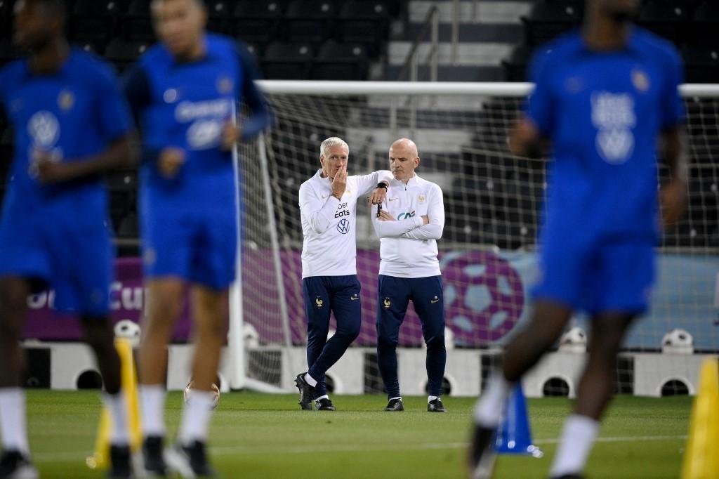 Didier Deschamps e seu auxiliar Guy Stephan conversam durante o treino desta segunda
