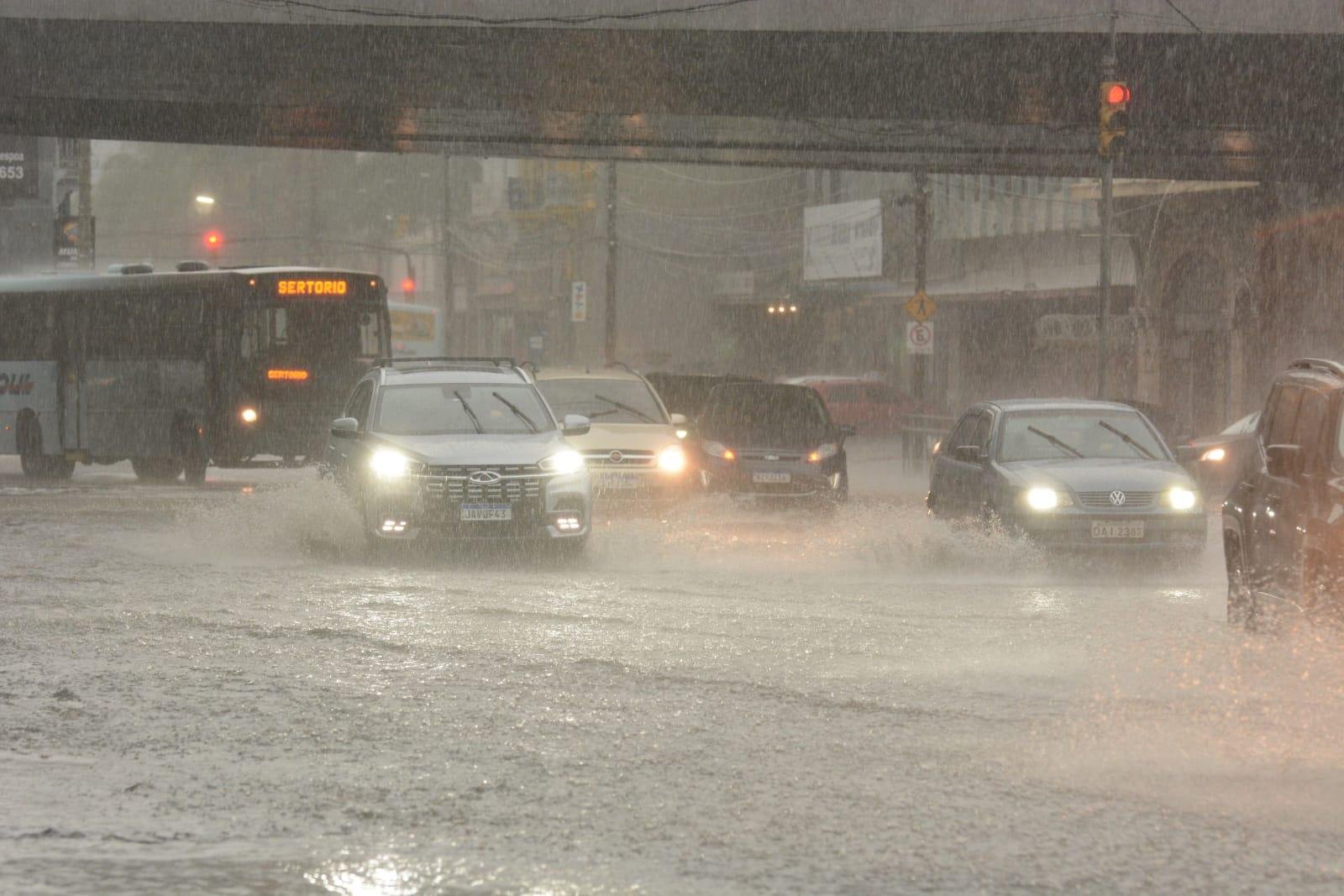 Apesar de r&aacute;pida, volume de chuva foi o suficiente para provocar alguns pontos de alagamento na cidade