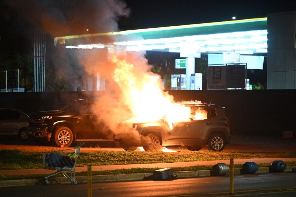 Diversos ve&iacute;culos foram incendiados