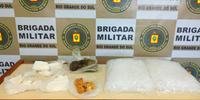 Policiais militares apreenderam 690 gramas de cocaína, 320 gramas de maconha e 150 gramas de crack