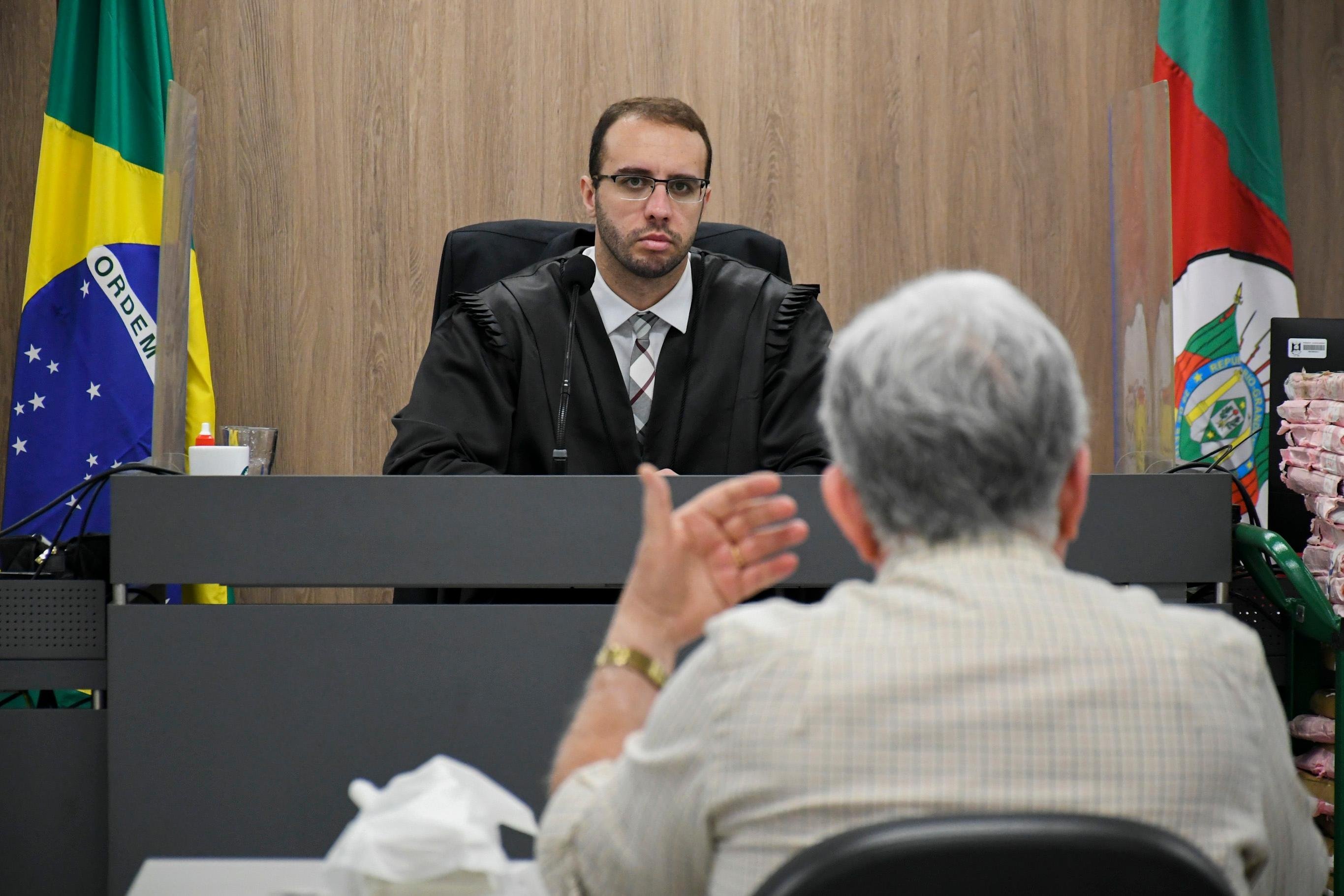 Juiz de Direito Thomas Vin&iacute;cius Schons ouve o depoimento do r&eacute;u Jos&eacute; Carlos Elmer Brack