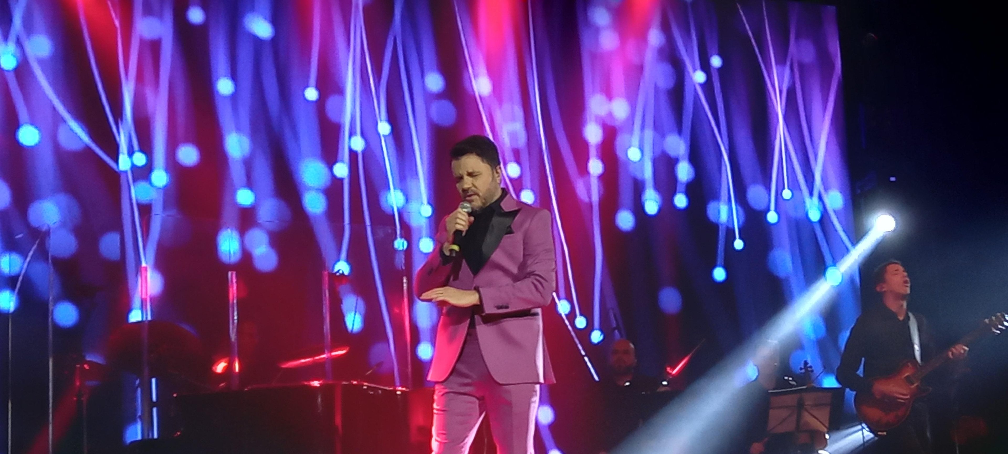 Maur&iacute;cio Manieri contagiou os f&atilde;s com muito romantismo em junho e promete replay com Jon Secada nesta quarta-feira