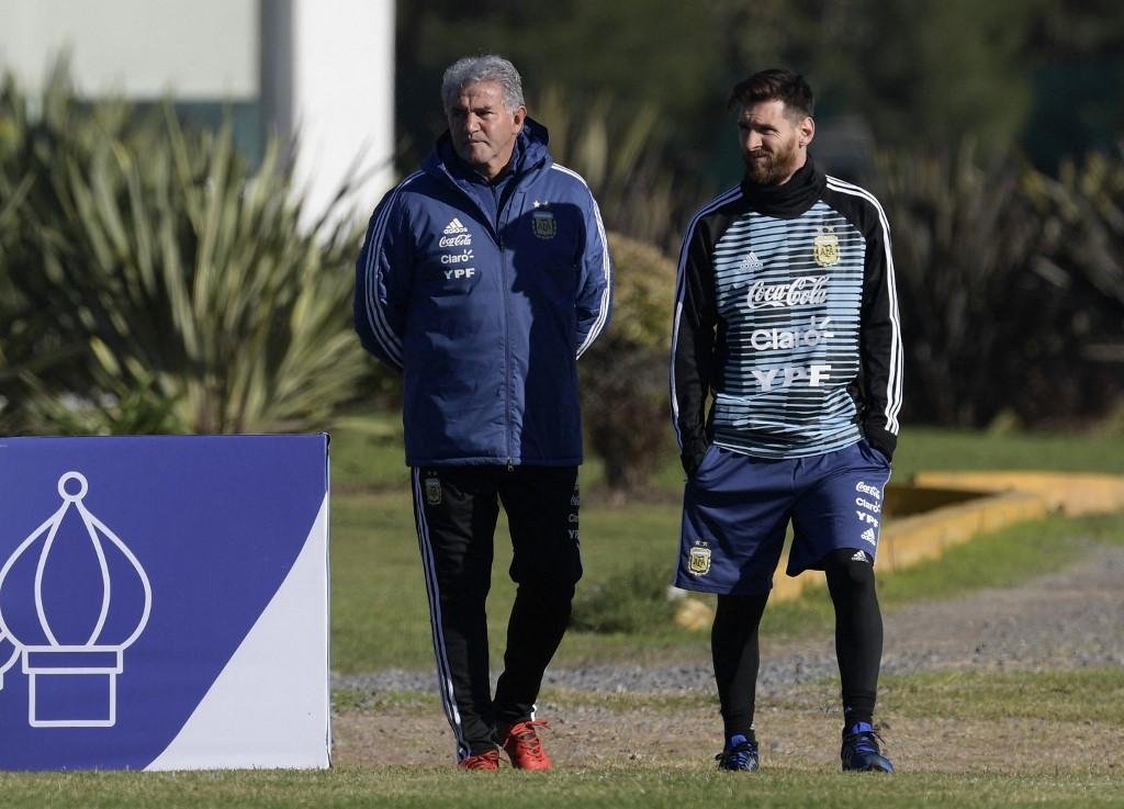 Burrochaga e Messi conversam durante um treino da sele&ccedil;&atilde;o, em 2018