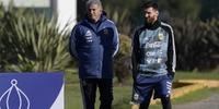 Burrochaga e Messi conversam durante um treino da seleção, em 2018