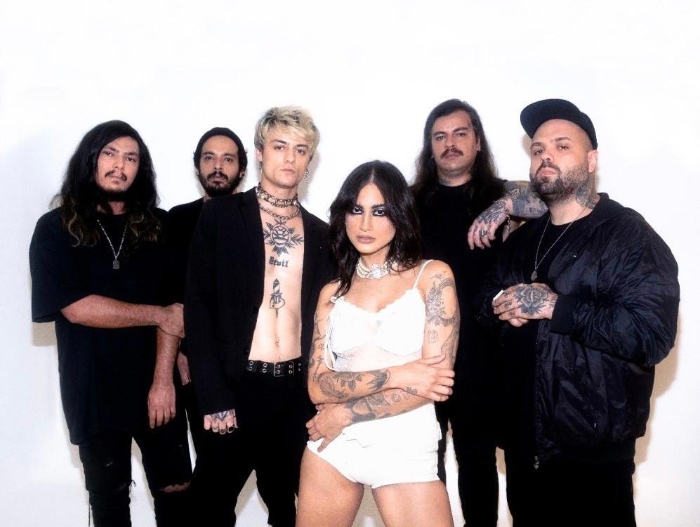 Cantora Day Limns traz banda Bullet Bane no novo single 'Castelo de Areia'
