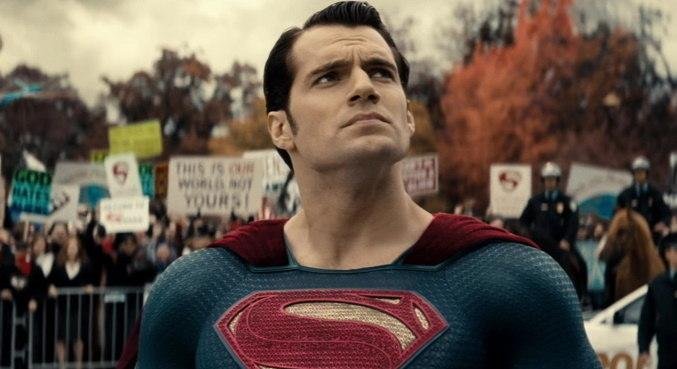 Henry Cavill tinha deixado a s&eacute;rie 'The Witcher' para se dedicar ao her&oacute;i
