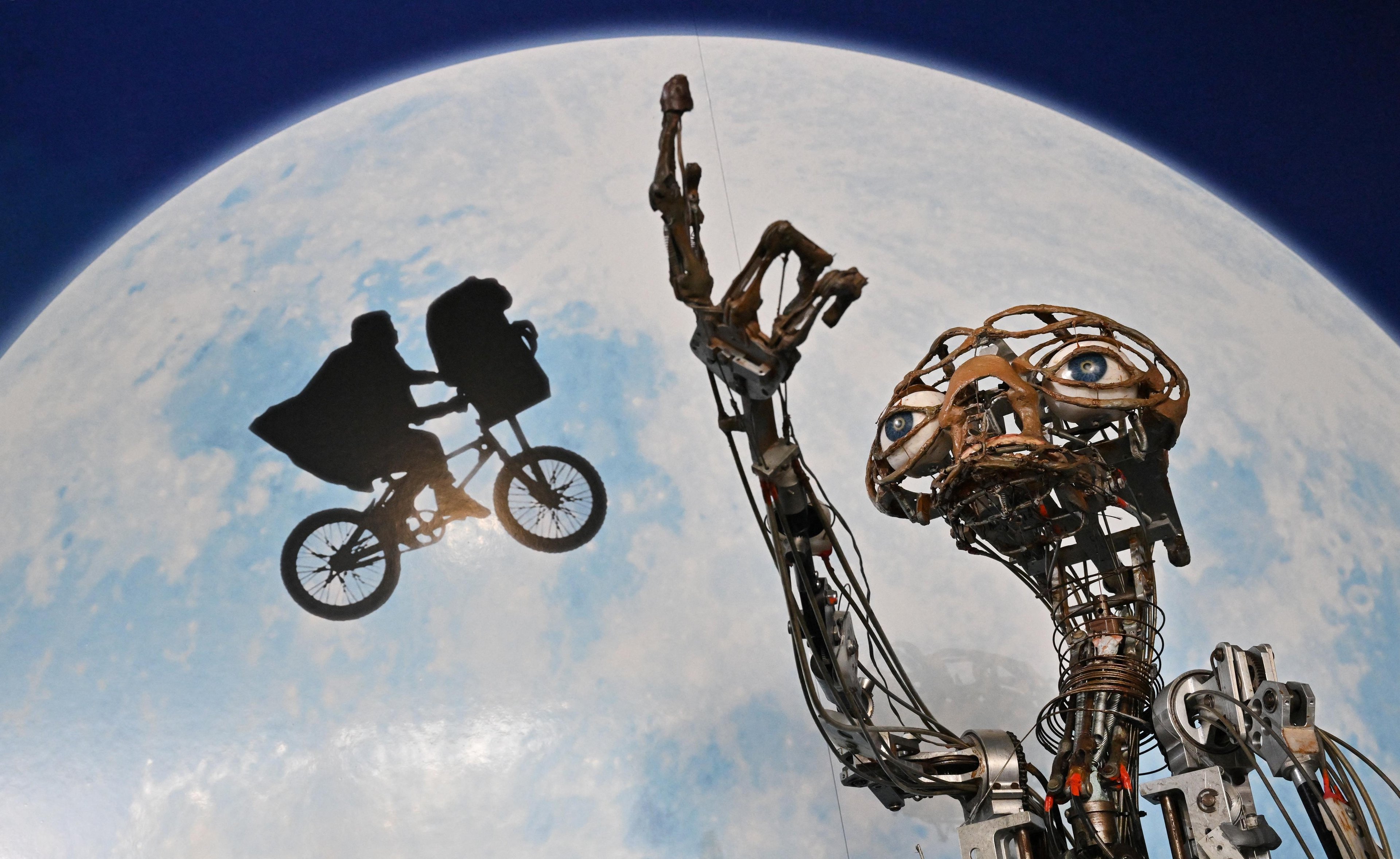 Quase tudo sobre o boneco marrom &eacute; articulado: seus olhos redondos, seu pesco&ccedil;o comprido e, claro, seu dedo que brilha no filme antes de dizer sua frase ic&ocirc;nica "E.T. Telefone. Casa"