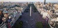 Torcedores argentinos comemoram a conquista da Copa do Mundo em Buenos Aires