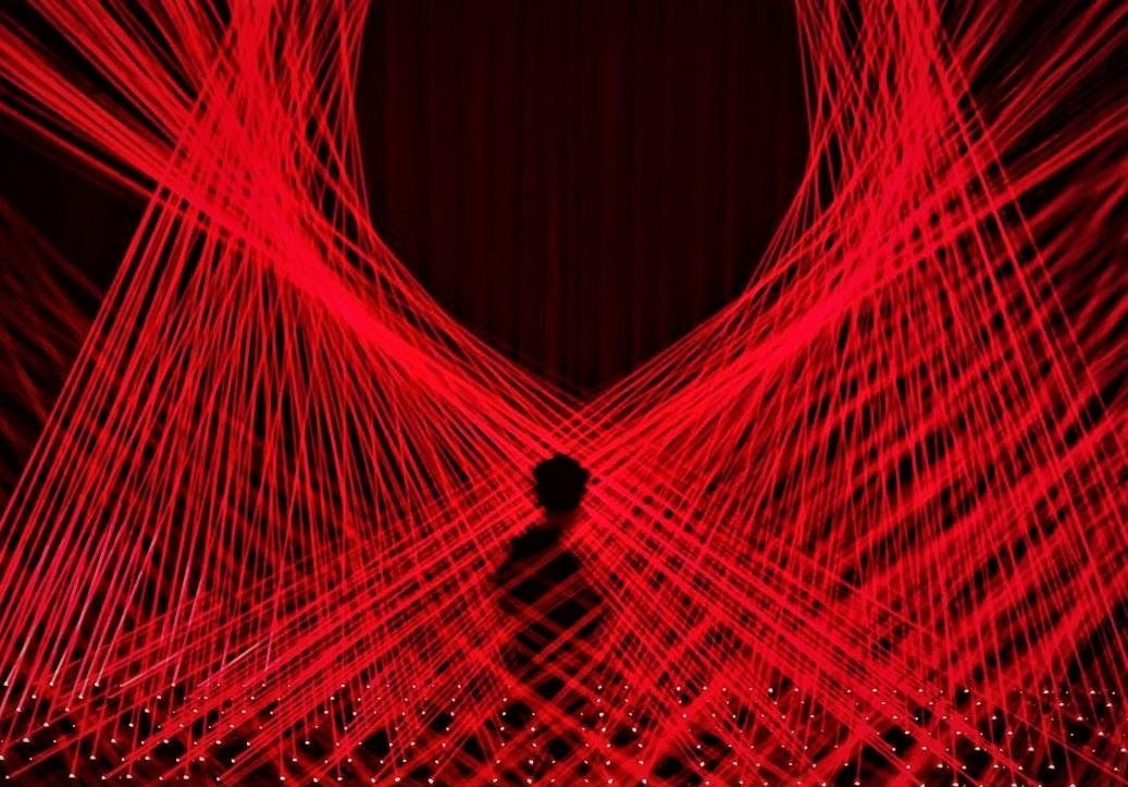 A obra &ldquo;Intangible Works,&rdquo; composta por cerca de 450 moving lasers vermelhos,  prop&otilde;e o desenvolvimento de um organismo vivo