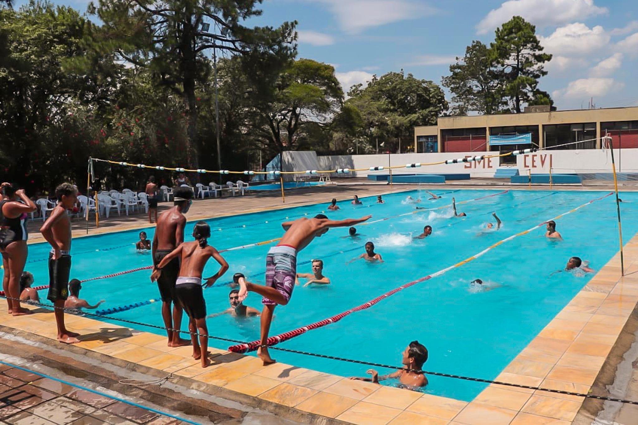 Piscinas p&uacute;blicas oferecem lazer para a popula&ccedil;&atilde;o h&aacute; mais de 20 anos