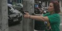 Deputada federal Carla Zambelli (PL-SP), flagrada ao apontar arma a homem