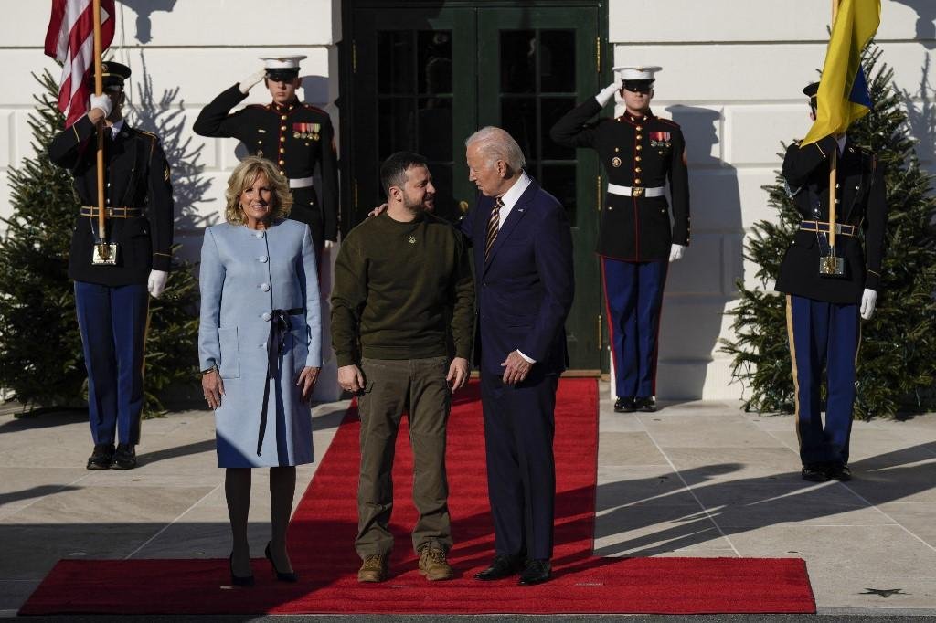 Zelensky foi recebido por Biden e a primeira dama, Jill