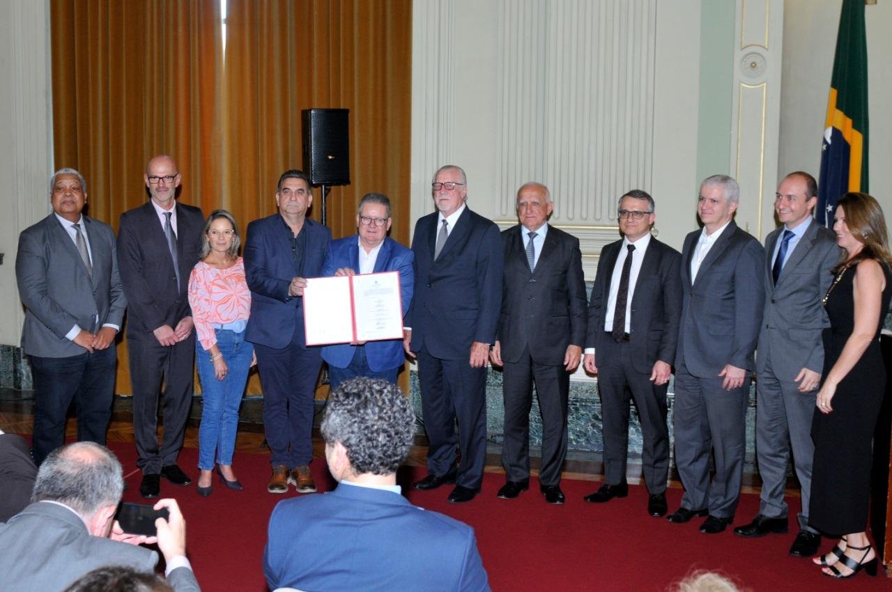 Assinatura do contrato de concess&atilde;o de seis rodovias do da regi&atilde;o da serra e do Vale do Ca&iacute;