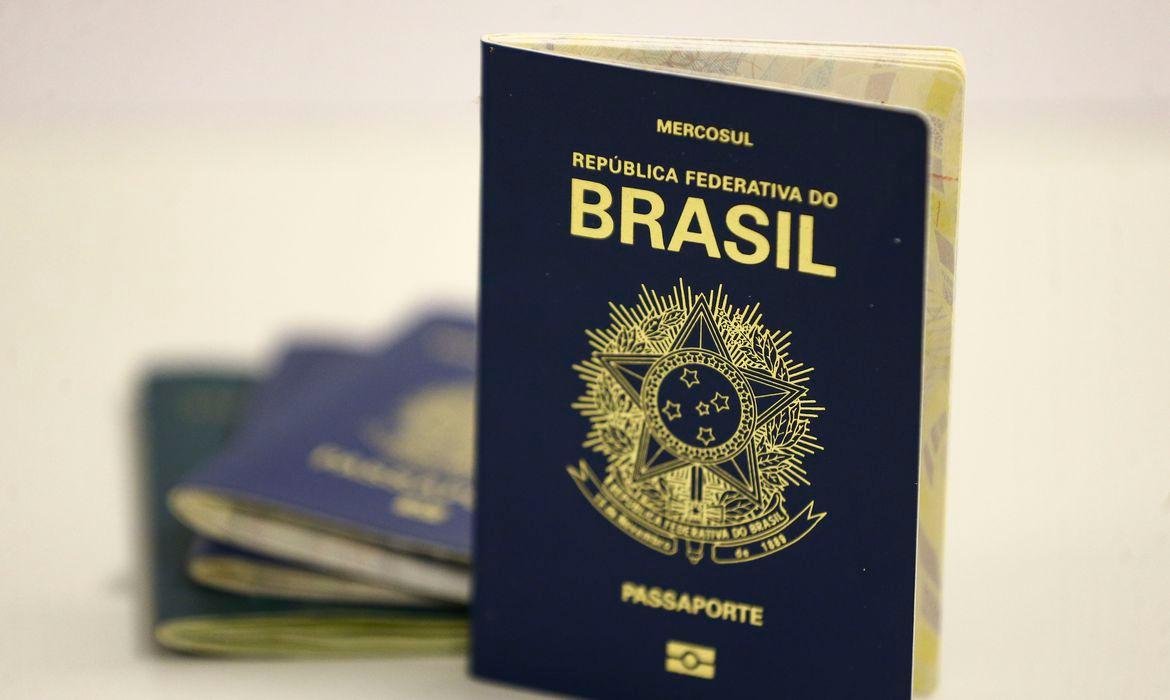 Mais de 100 mil pessoas aguardam para receber o passaporte