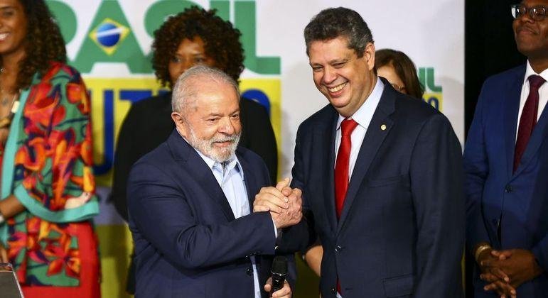 O presidente eleito, Luiz In&aacute;cio Lula da Silva, e o futuro ministro da Secretaria-Geral, M&aacute;rcio Mac&ecirc;do